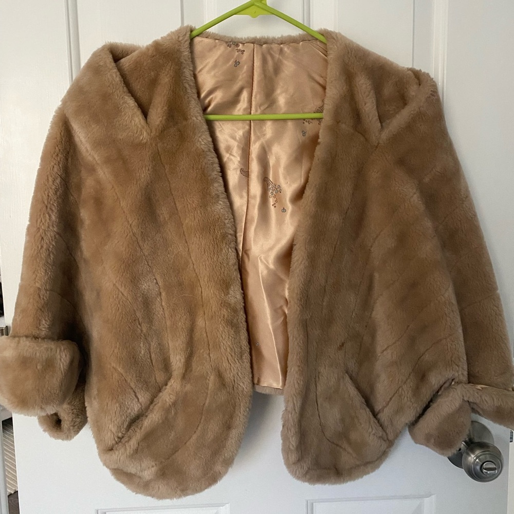 Camel colored fur coat- perfect for a flappers/roaring 20s costume! Size S/M